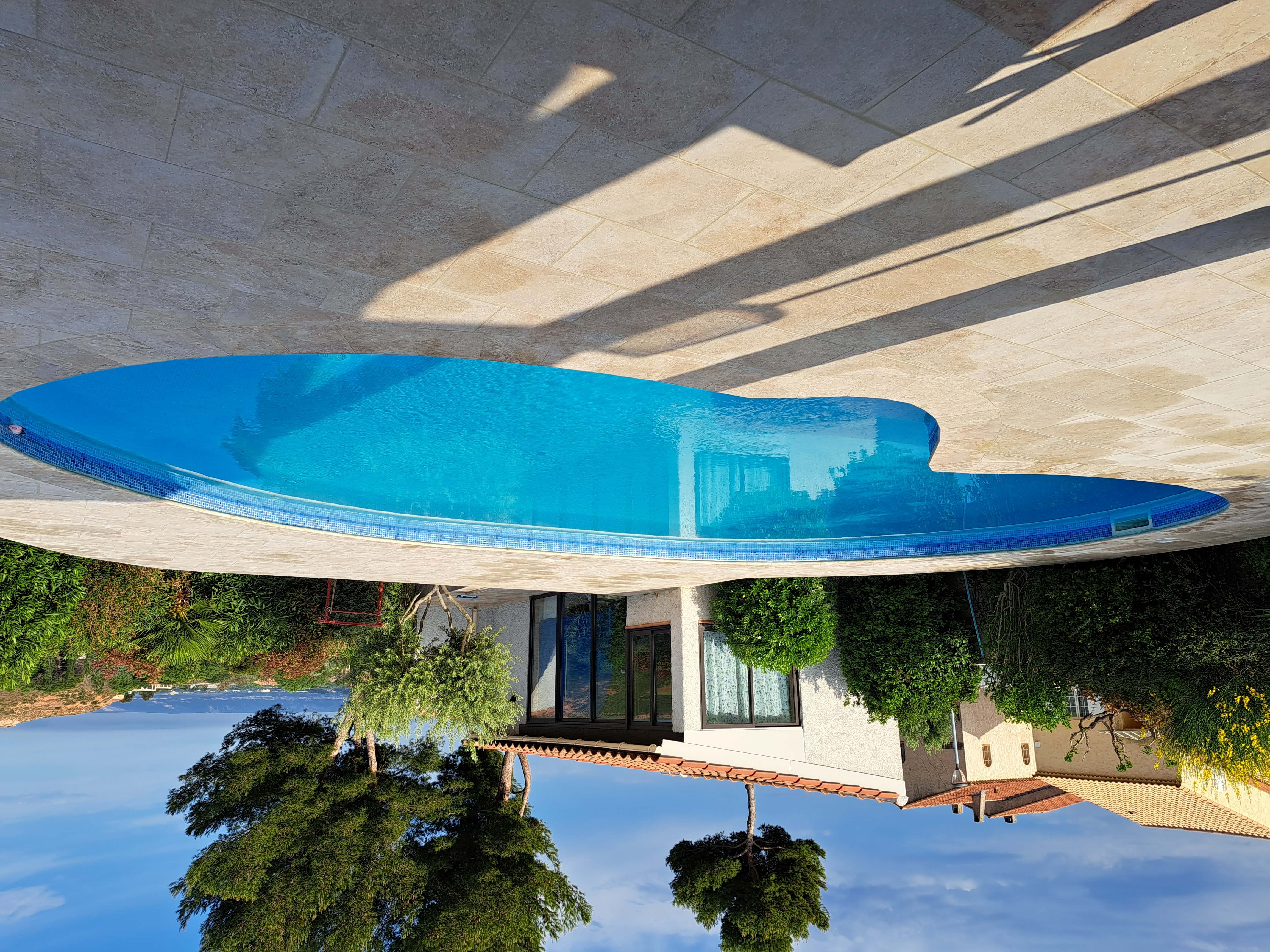 piscine et terrasse effet travertin en grès cérame Saint Victoret