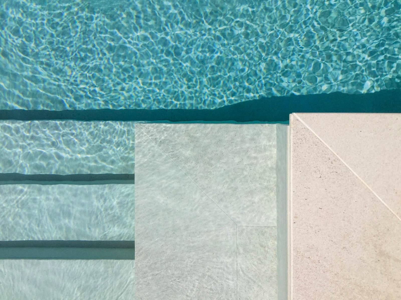 Terrasse et piscine en carrelage grès cérame