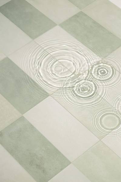 Détail surface antidérapante R11 Mizu pour plage de piscine
