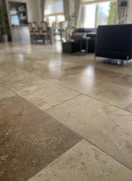 intérieur travertin mix effet mouillé